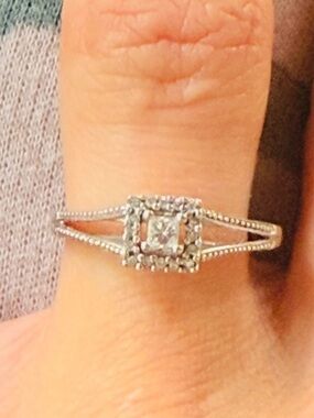 10Kt White Gold VTG-Diamond Halo Ring Sz7